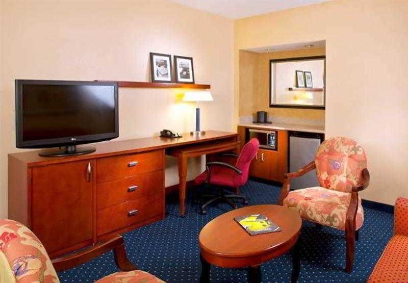 Courtyard By Marriott Memphis Airport Hotel Exterior photo