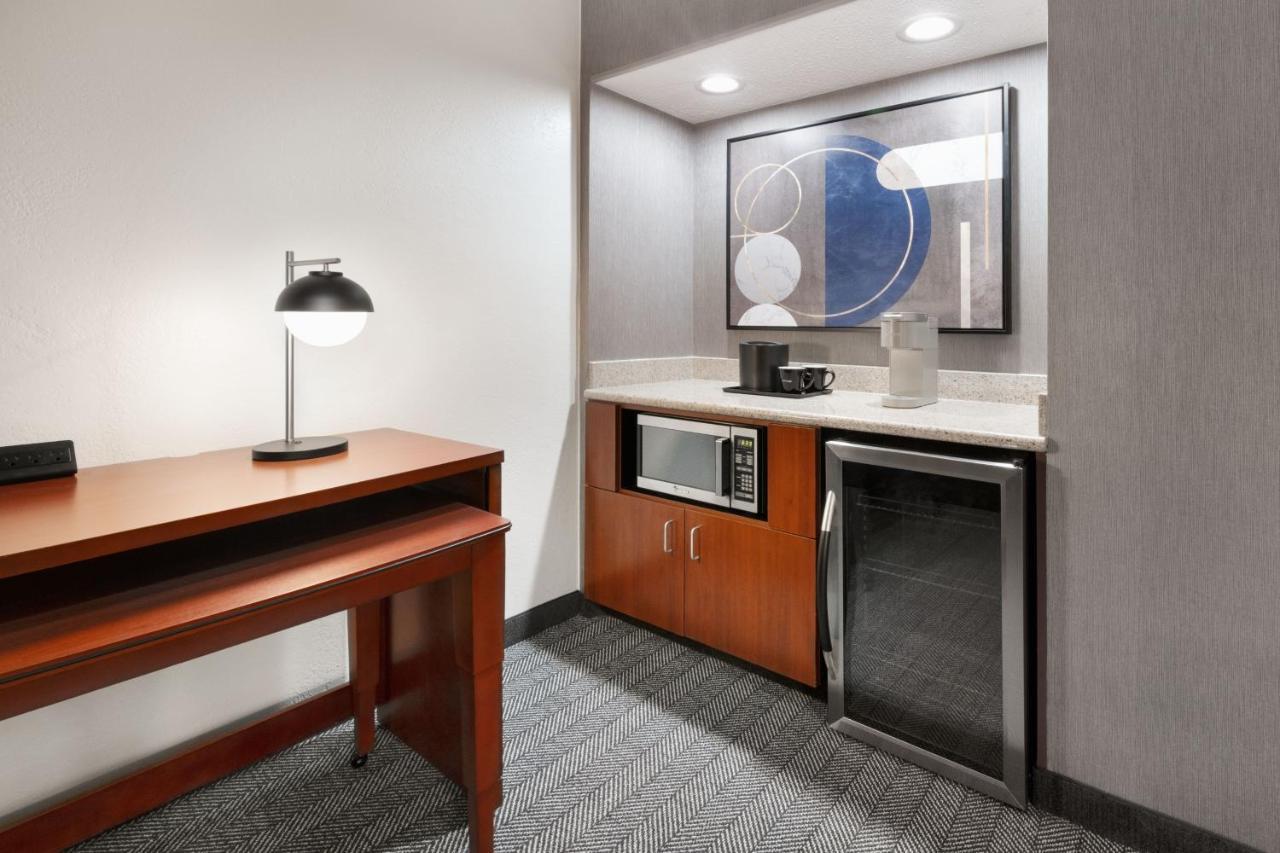 Courtyard By Marriott Memphis Airport Hotel Exterior photo