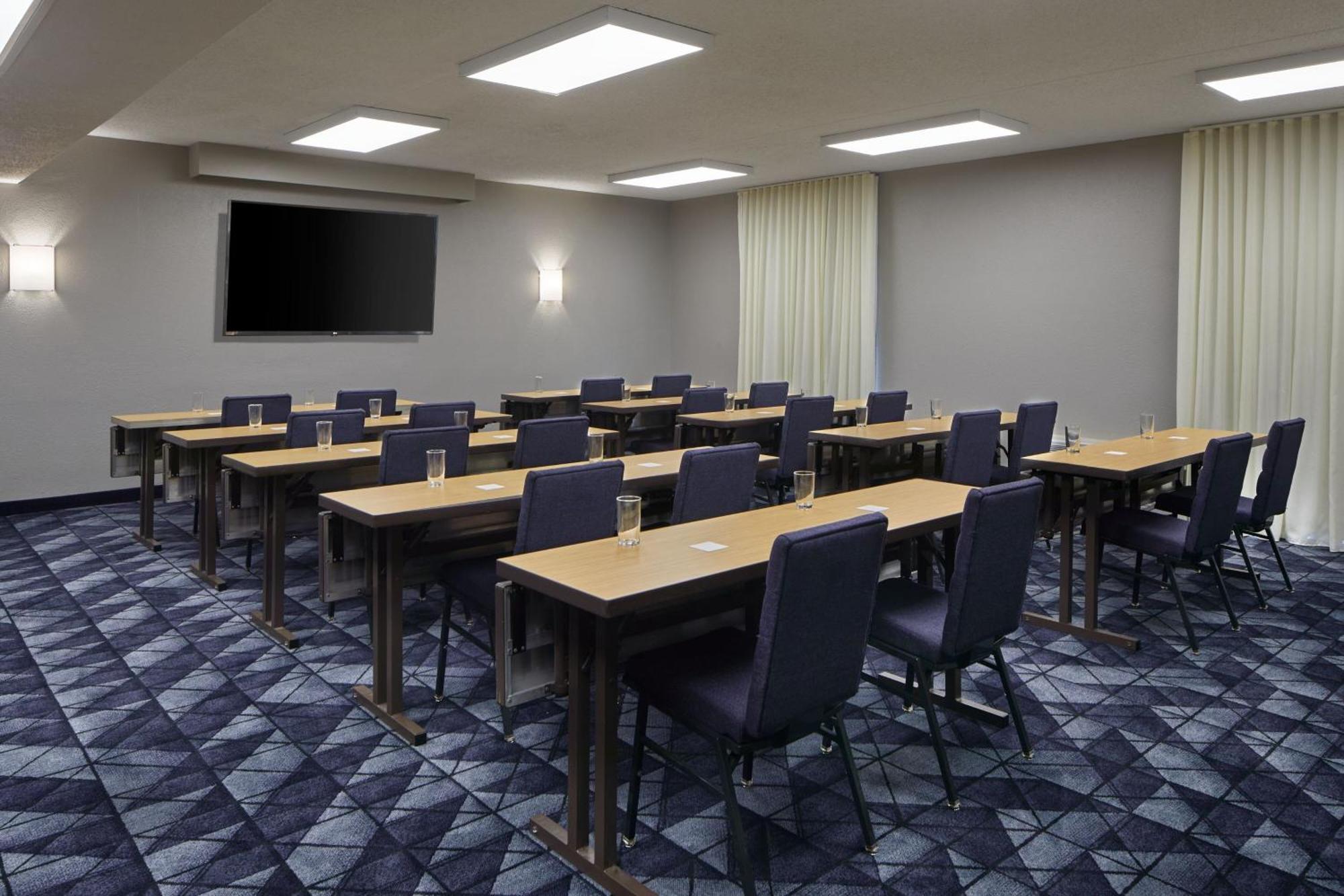 Courtyard By Marriott Memphis Airport Hotel Exterior photo