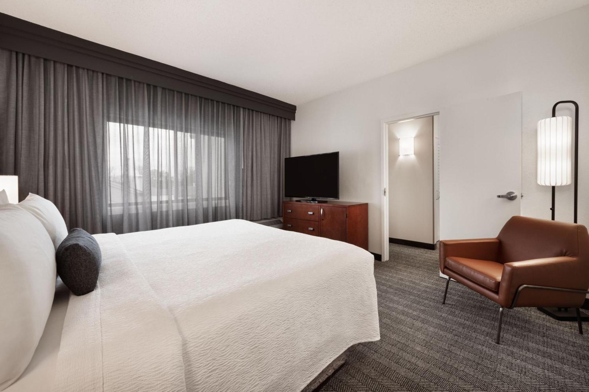 Courtyard By Marriott Memphis Airport Hotel Exterior photo